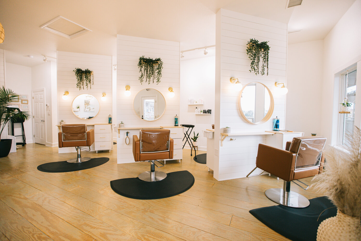 Premium Einrichtung für Friseursalon mit edlem Design