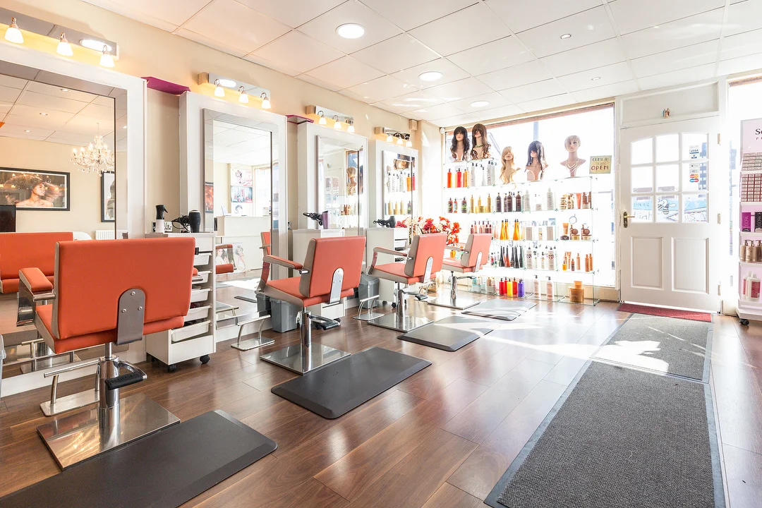 Premium Einrichtung für Friseursalon mit edlem Design